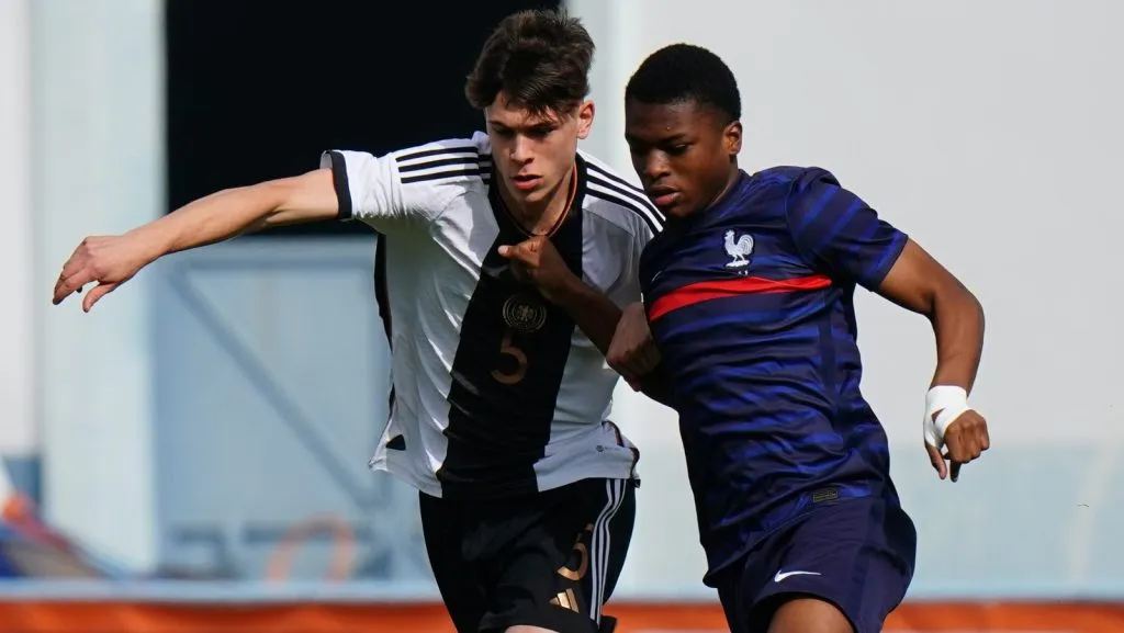 Luca Erlein, da Alemanha, e Enzo Molebe, da França, em ação durante a partida amistosa internacional entre as seleções sub-16 da França e da Alemanha no Estádio Municipal de VRSA, em 8 de fevereiro de 2023, em Vila Real de Santo António, Portugal. (Foto de Gualter Fatia/Getty Images para DBF)