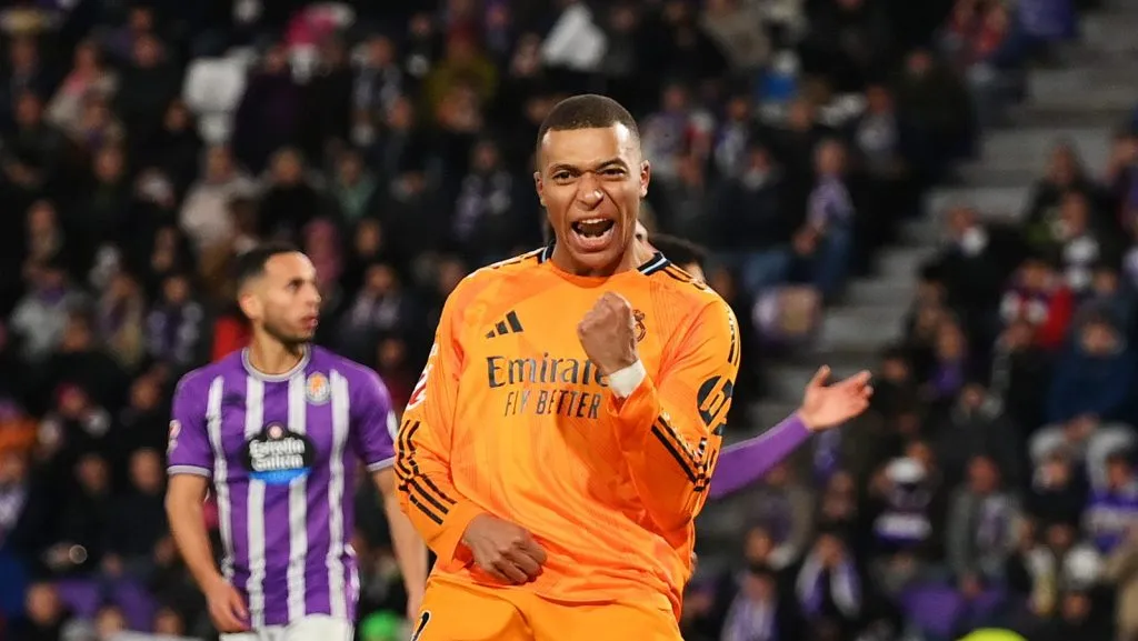 Kylian Mbappé, do Real Madrid, comemora o terceiro gol de sua equipe e seu gol de hat-trick em uma cobrança de pênalti durante a partida da LaLiga entre Real Valladolid CF e Real Madrid CF no Estádio José Zorrilla, em 25 de janeiro de 2025, em Valladolid, Espanha. (Foto por Denis DoyleGetty Images)