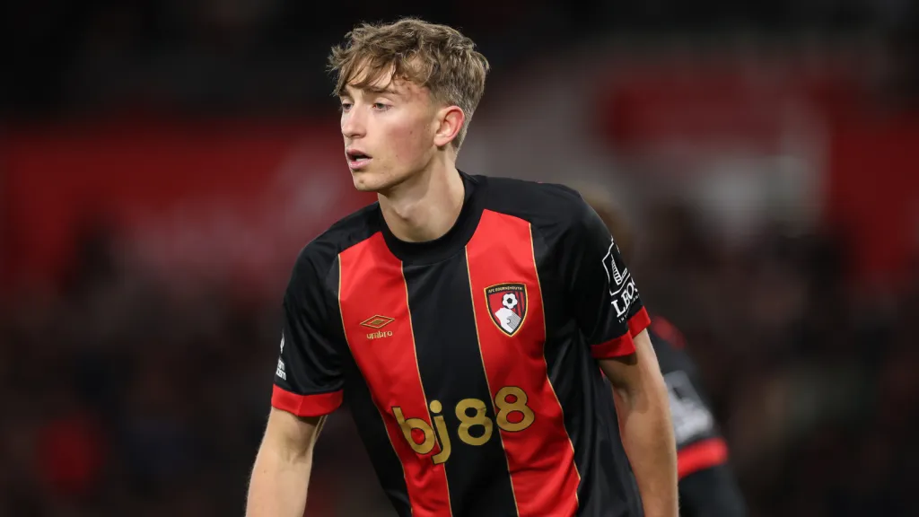 Dean Huijsen em jogo do Bournemouth (Photo by Michael Steele/Getty Images)