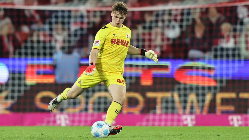 Jonas Urbig em partida pelo Köln (Photo by Christof Koepsel/Getty Images)
