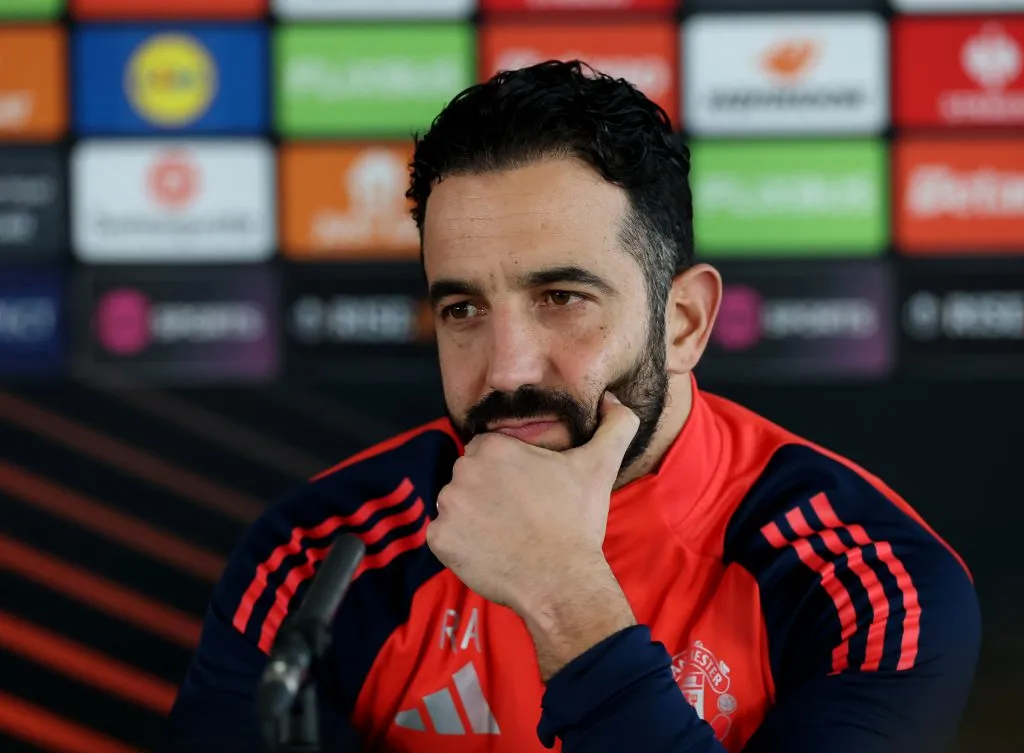 Ruben Amorim com a mão no queixo