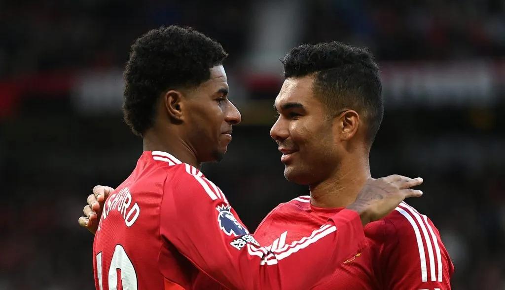 Casemiro cumprimentando Rashford pelo Man United (Gareth Copley/Getty Images)