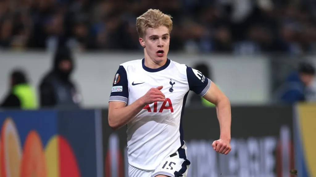 Lucas Bergvall em campo pelo Tottenham (Alex Grimm/Getty Images)