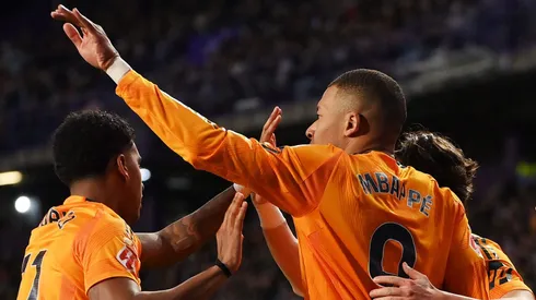 A interação entre os jogadores reflete a camaradagem e a força do elenco merengue, que busca manter a consistência e o protagonismo na temporada. (Foto de Denis Doyle/Getty Images)