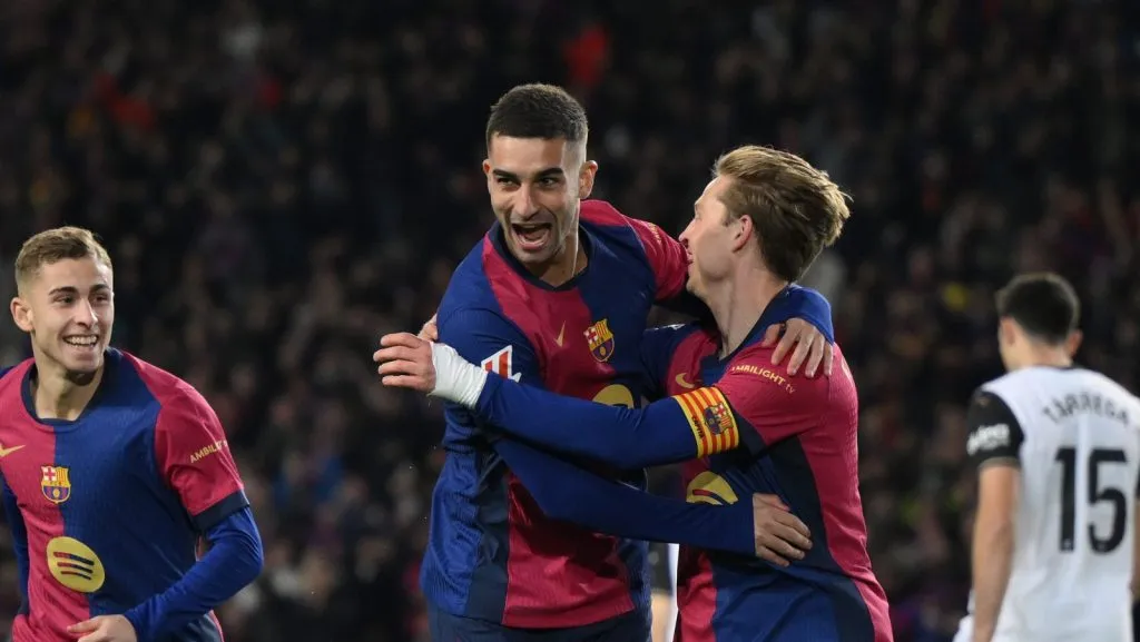 De Jong celebrando com Ferran Torres ( David Ramos/Getty Images)