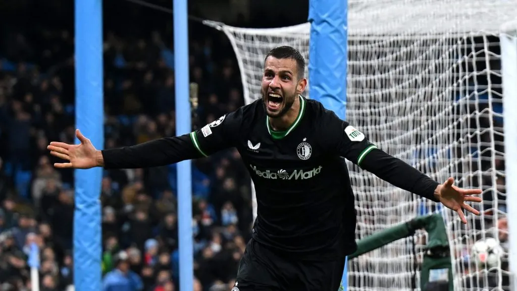 David Hancko, do Feyenoord, comemora ao marcar o terceiro gol de sua equipe durante a partida da Fase de Grupos da UEFA Champions League 2024/25, MD5, entre Manchester City e Feyenoord, no City of Manchester Stadium, em 26 de novembro de 2024, em Manchester, Inglaterra. (Foto por Michael Regan/Getty Images)