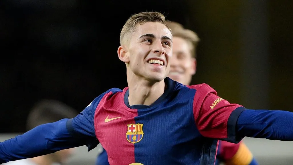 Fermín López, do FC Barcelona, comemora ao marcar o quarto gol de sua equipe durante a partida da LaLiga entre FC Barcelona e Valencia CF no Estádio Olímpico Lluís Companys, em 26 de janeiro de 2025, em Barcelona, Espanha. (Foto por David Ramos/Getty Images)