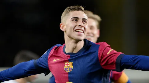 O Barcelona avalia a proposta do Chelsea por Fermín López, mas Hansi Flick condiciona a saída do meio-campista à contratação de um zagueiro canhoto. Foto: David Ramos