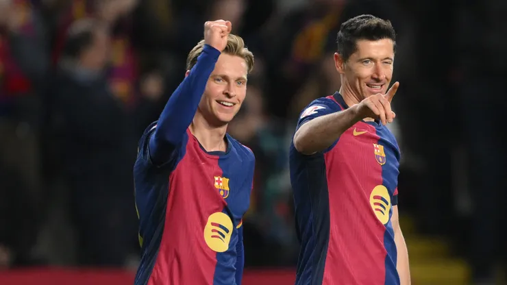 Frenkie de Jong junto com Robert Lewandowski pelo Barcelona