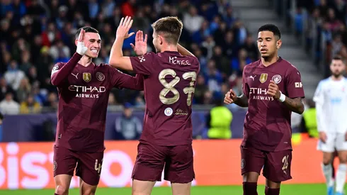 James McAtee junto com Foden e Savinho