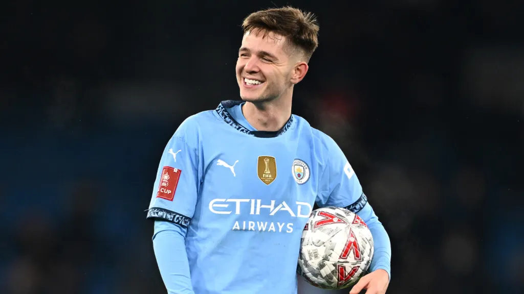 James McAtee após marcar três gol pelo Manchester City (Photo by Gareth Copley/Getty Images)