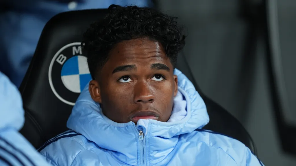 Endrick no banco de reservas do Real Madrid (Photo by Angel Martinez/Getty Images)