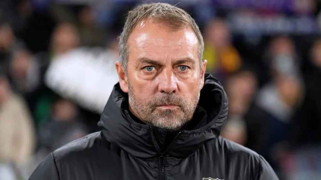 Hansi Flick, de jaqueta preta, pelo Barcelona. (Photo by Angel Martinez/Getty Images)