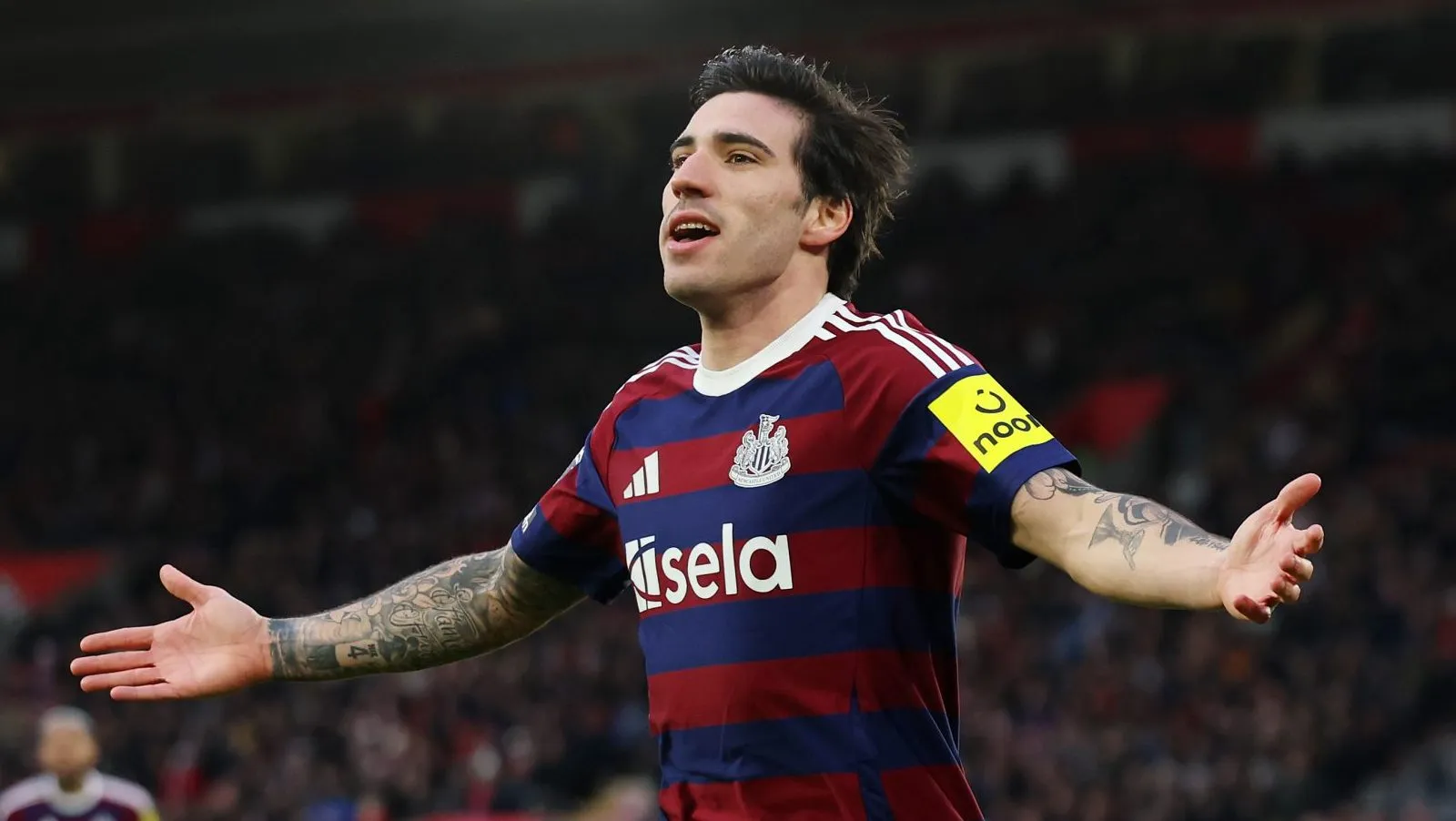 Sandro Tonali em ação pelo Newcastle. (Photo by Eddie Keogh/Getty Images)