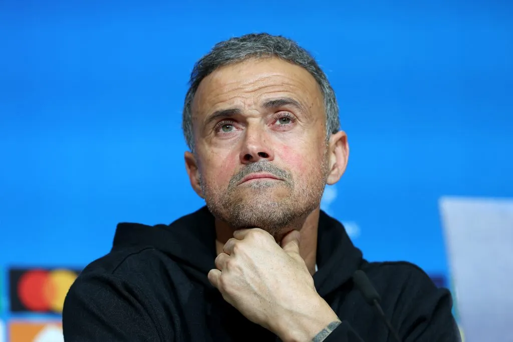 Luis Enrique com mão no queixo