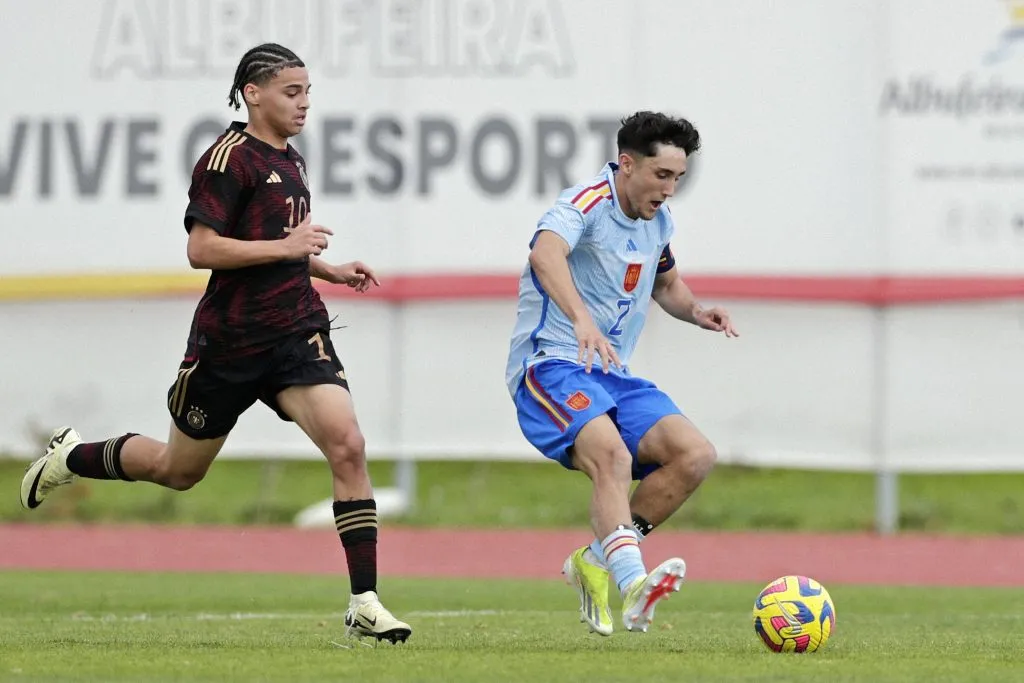 Jesus Fortea (de azul) em ação pelas categorias de base da Espanha. Ele não quer renovar com o Real Madrid agora (Photo by Ricardo Nascimento/Getty Images for DFB)