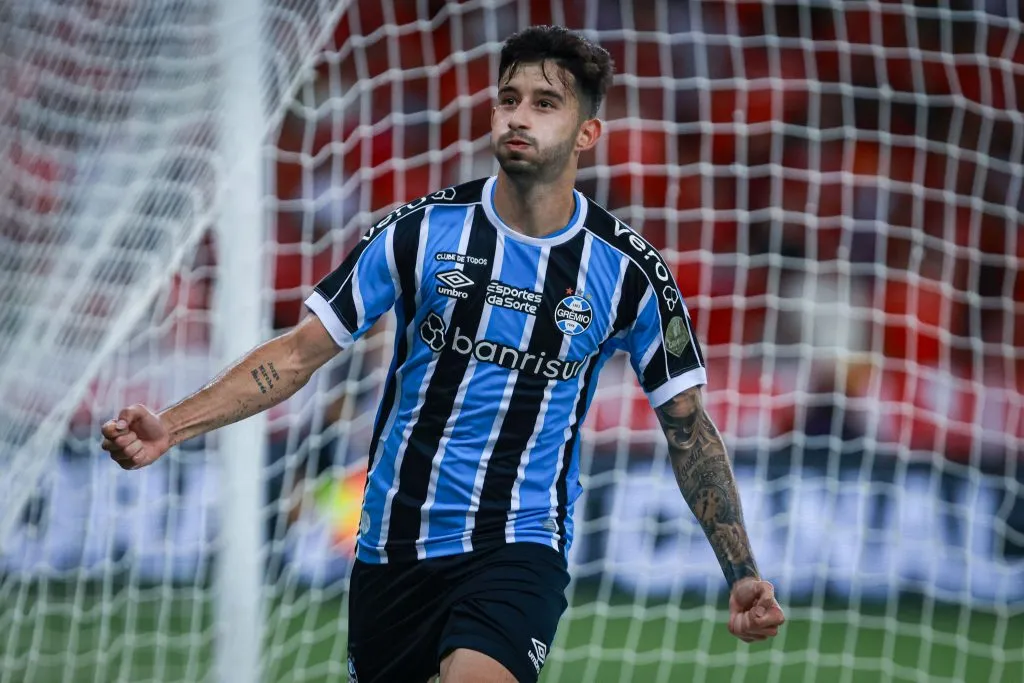 Mathias Villasanti, jogador do Grêmio, é novamente alvo do Palmeiras. Foto: Maxi Franzoi/AGIF