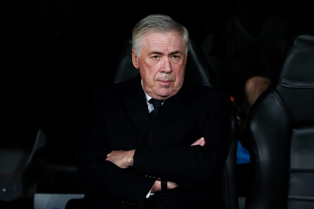 Ancelotti com braços cruzados