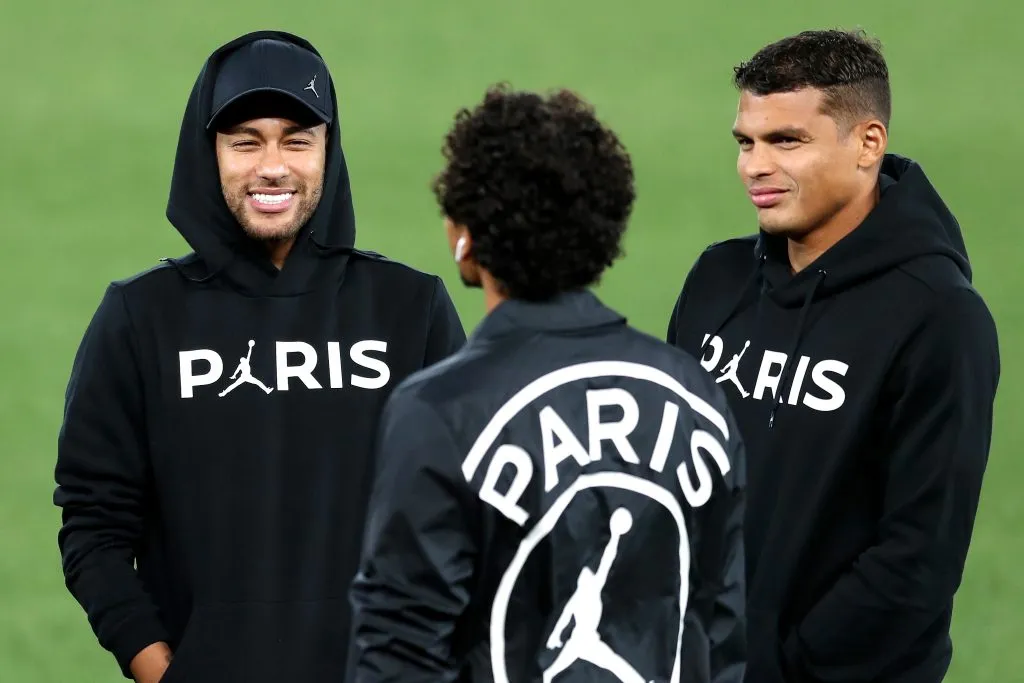 Neymar ao lado de Thiago Silva (Photo by Mark Robinson/Getty Images)