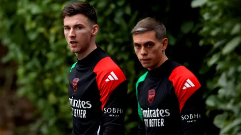 Tierney e Trossard em treino do Arsenal. Tierney está de saída do clube. Foto: Harry Murphy/Getty Images
