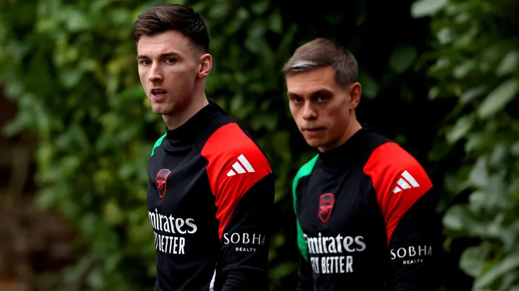 Tierney e Trossard em treino do Arsenal. Tierney está de saída do clube. Foto: Harry Murphy/Getty Images
