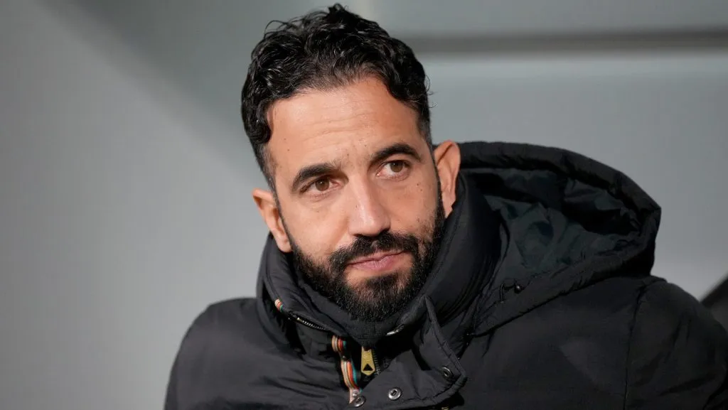 Ruben Amorim, de jaqueta preta, pelo Manchester United. (Photo by Gabriel Kuchta/Getty Images)