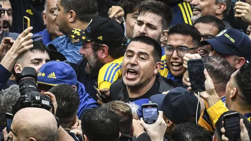 Riquelme, presidente do Boca Juniors, comemorando junto da torcida. Foto: Marcelo Endelli