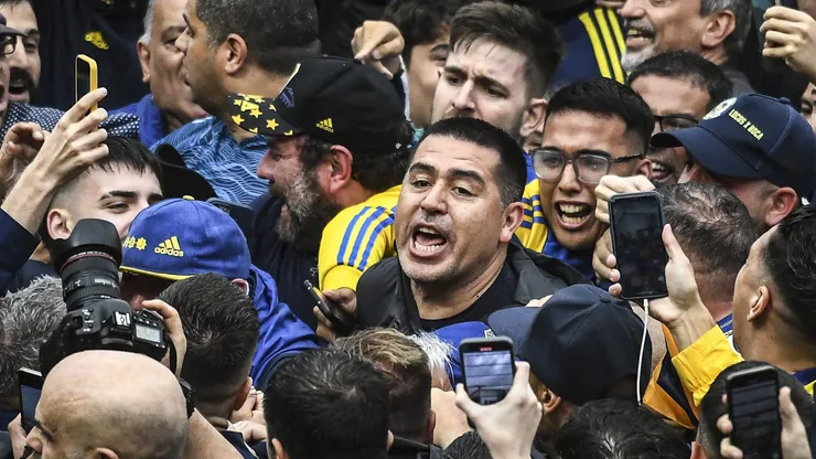 Riquelme, presidente do Boca Juniors, comemorando junto da torcida. Foto: Marcelo Endelli