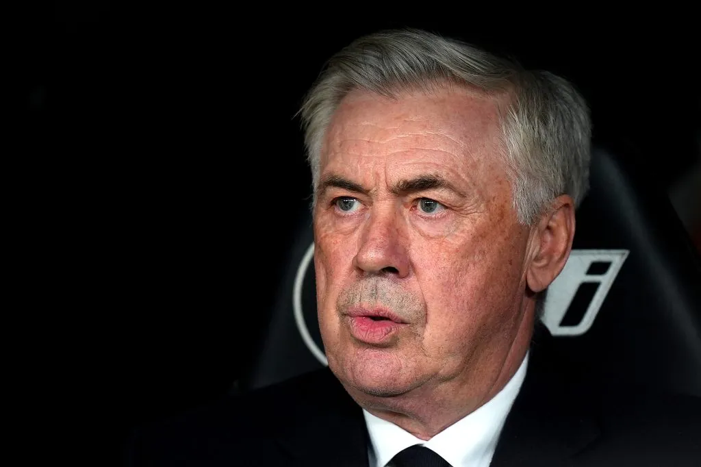 Ancelotti sentado no banco de reservas