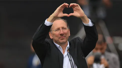 John Textor comemorando título do Botafogo na diante do Atlético MG na Libertadores. Clube carioca busca a contratação de centro-avante. Foto: Buda Mendes