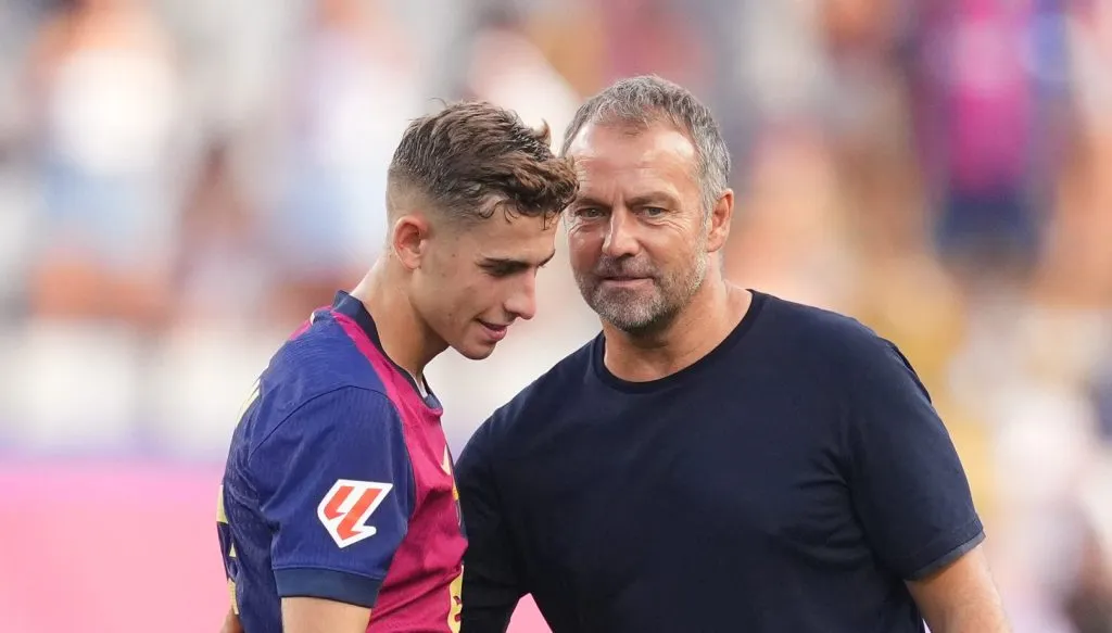 Hansi Flick e Fermín López em partida do Barcelona (Alex Caparros/Getty Images)