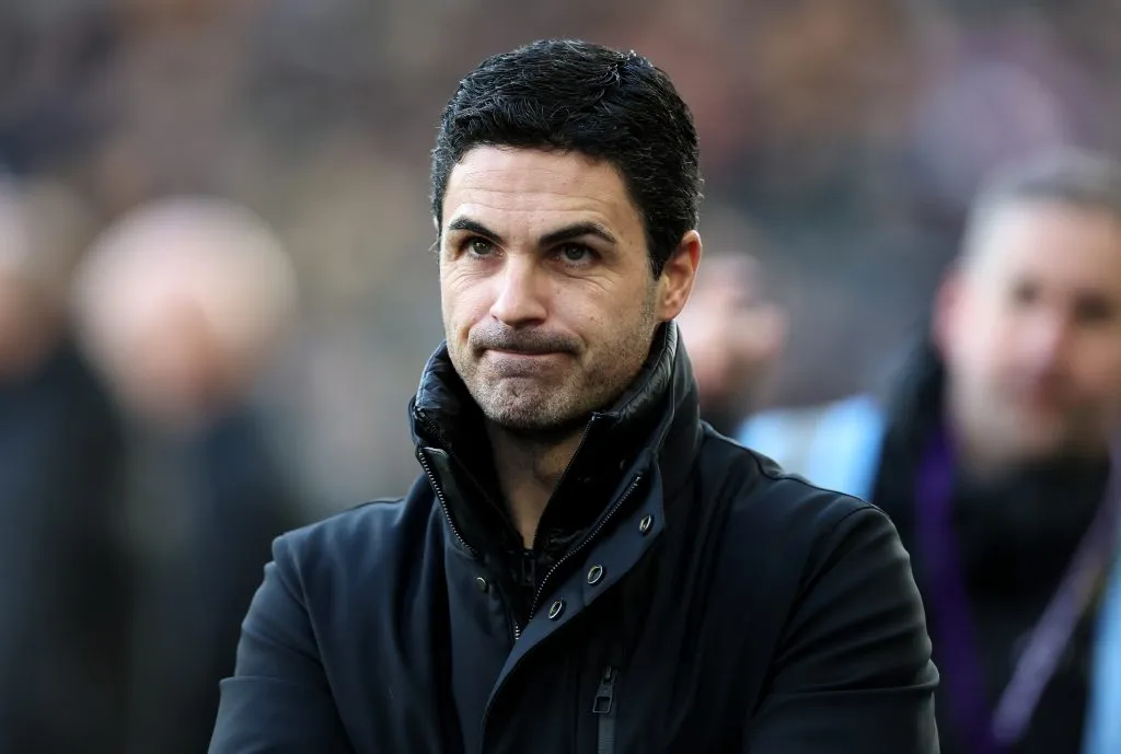 Arteta, técnico do Arsenal de casaco preto