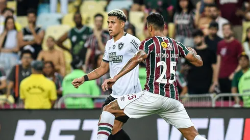 Lima e Barbosa disputam bola em clássico entre Fluminense e Botafogo, pelo Brasileirão. Foto: Andre Paes / Alamy Stock Photo