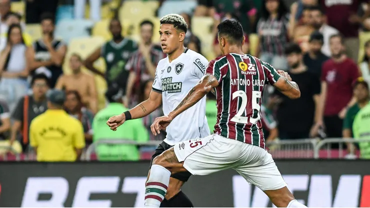 Lima e Barbosa disputam bola em clássico entre Fluminense e Botafogo, pelo Brasileirão. Foto: Andre Paes / Alamy Stock Photo