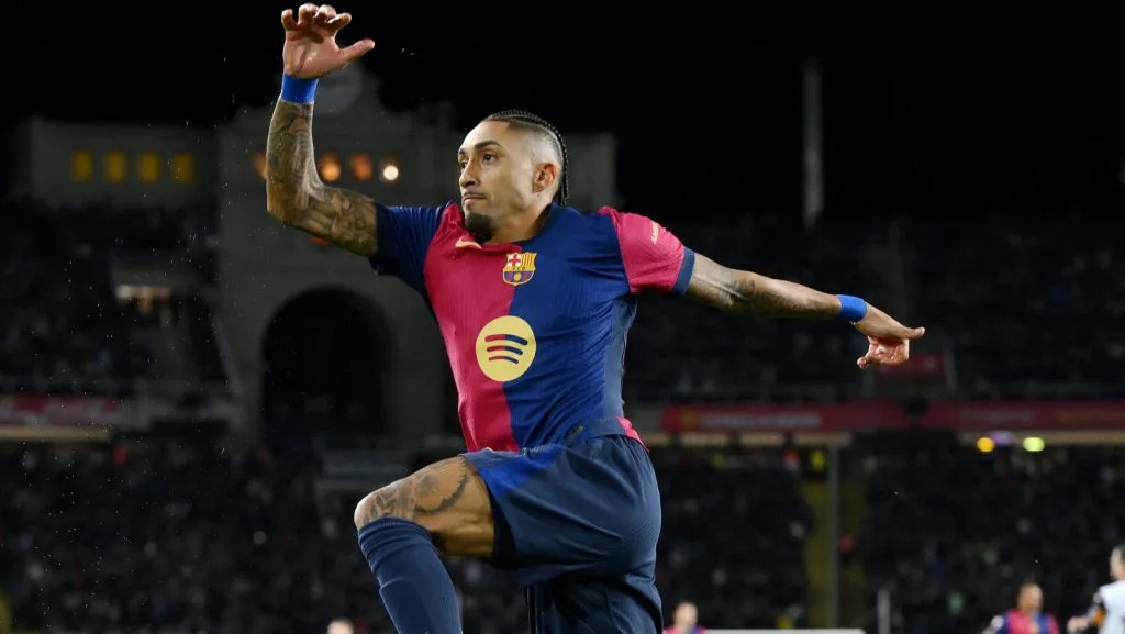 Raphinha, do FC Barcelona, comemora ao marcar o terceiro gol de sua equipe durante a partida da LaLiga entre FC Barcelona e Valencia CF no Estadi Olímpic Lluís Companys, em 26 de janeiro de 2025, em Barcelona, Espanha. (Foto de David Ramos/Getty Images)