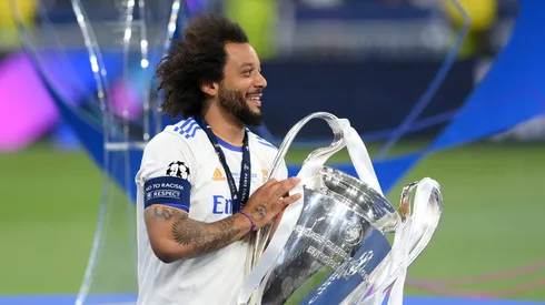 Marcelo com a taça da Champions League na mão. Foto: Shaun Botterill/Getty Images)=