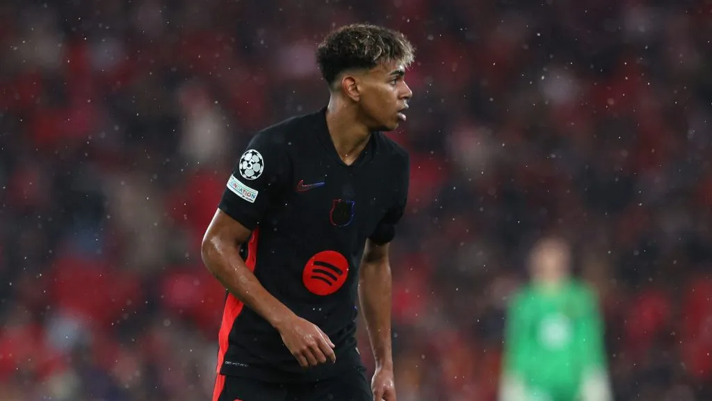 Lamine Yamal, do FC Barcelona, corre com a bola durante a partida da Fase de Liga da UEFA Champions League 2024/25 (MD7) entre SL Benfica e FC Barcelona, no Estádio do SL Benfica, em 21 de janeiro de 2025, em Lisboa, Portugal. (Foto de Carlos Rodrigues/Getty Images)