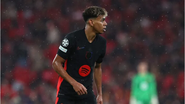 A história de Lamine Yamal no Barcelona começou com um e-mail decisivo. Aos sete anos, seu talento chamou a atenção de olheiros do clube, que agiram rapidamente para garantir sua contratação antes que ele fosse para o Espanyol. (Foto de Carlos Rodrigues/Getty Images)