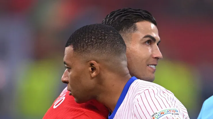 Cristiano Ronaldo e Mbappé se abraçam. Foto: Stu Forster/Getty Images)
