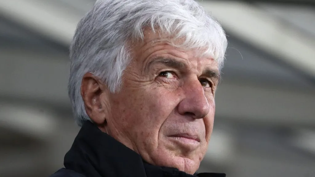 O técnico da Atalanta BC, Gian Piero Gasperini, observa antes da partida da Serie A entre Atalanta BC e Hellas Verona FC no Gewiss Stadium, em 26 de outubro de 2024, em Bérgamo, Itália. (Foto por Marco Luzzani/Getty Images)
