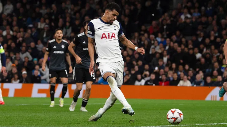 Dominic Solanke pelo Tottenham em partida da Europa League. Foto: Andrew Orchard sports photography / Alamy Stock Photo