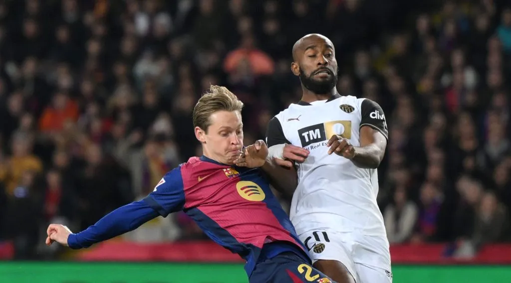 Frenkie de Jong em ação com a camisa do Barcelona (David Ramos/Getty Images)