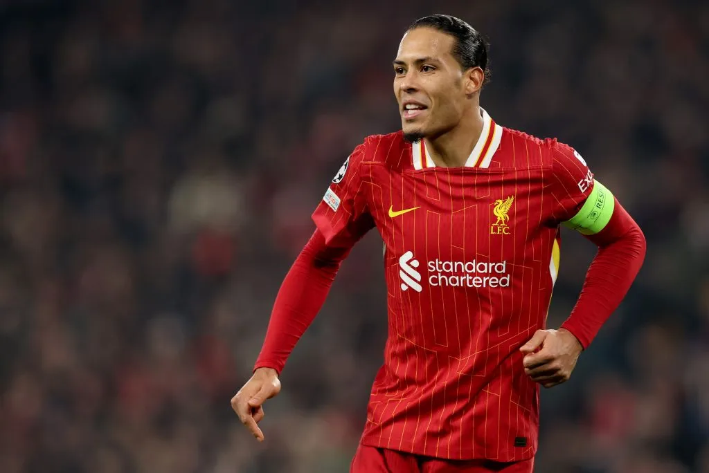 Van Dijk em campo, com a camisa vermelha do Liverpool