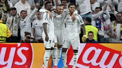 Mbappé, Vinícius Júnior e Rodrygo comemorando gol do Real Madrid contra o RB Salzburg. Al Hilal deseja contrar estrela do clube merengue. Foto: Denis Doyle