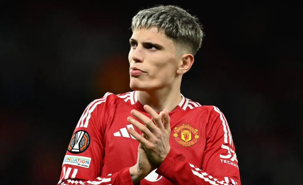 Alejandro Garnacho, com a camisa do Manchester United, é alvo do Chelsea. (Photo by Gareth Copley/Getty Images)