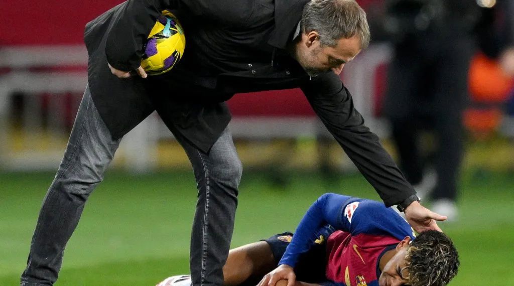 Hansi Flick verificando Lamine Yamal (David RamosGetty Images)