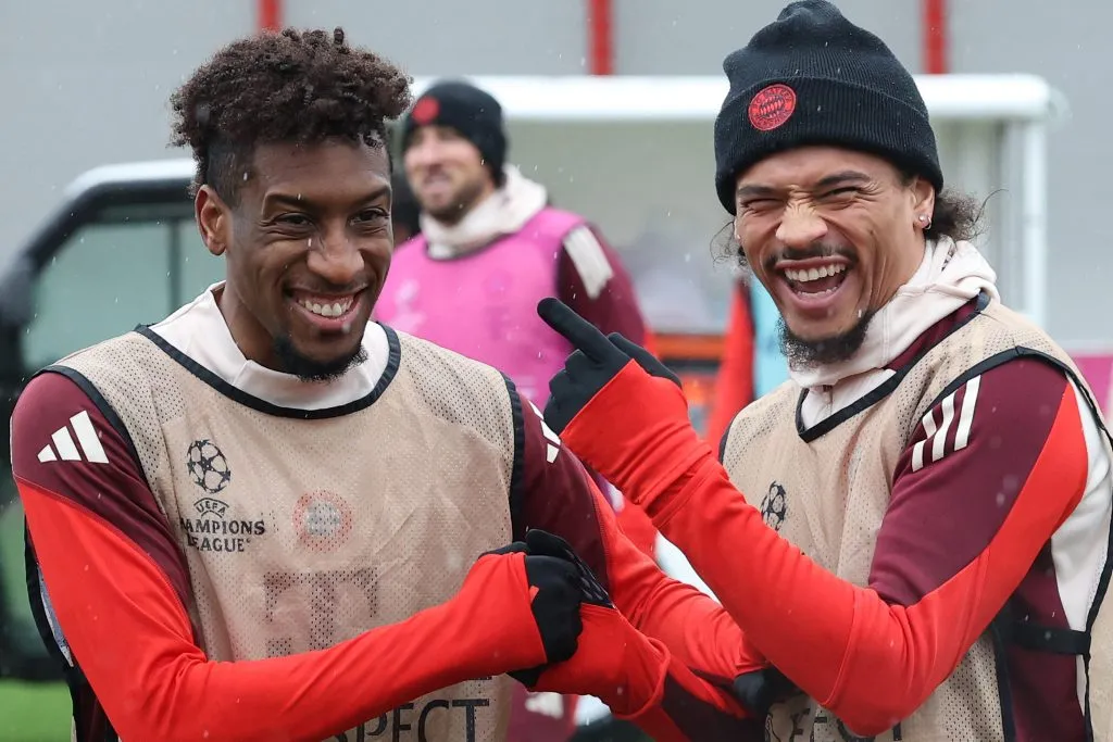 Leroy Sané e Coman pelo Bayern de Munique. Eles podem deixar o clube. (Photo by Alexander Hassenstein/Getty Images)