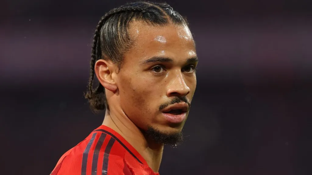Leroy Sané, em campo, com a camisa VERMELHA do Bayern de Munique. (Photo by Alexander Hassenstein/Getty Images)