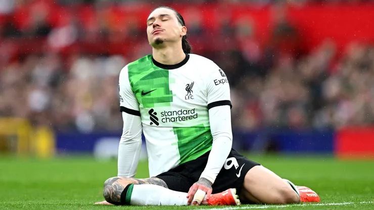 Darwin Núñez em jogo do Liverpool contra o Manchester United. Liverpool definiu a permanência do atacante. Foto: Shaun Botterill