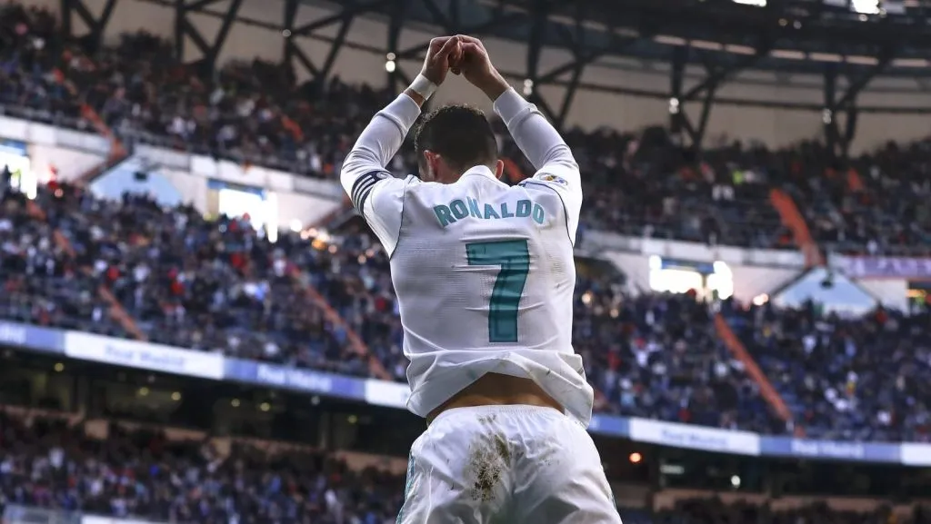 Em meio a especulações sobre seu futuro, o brasileiro reafirma sua lealdade ao clube e celebra a marca de 100 gols, destacando a influência de ídolos como Ronaldo e Cristiano Ronaldo em sua trajetória. (Photo by Gonzalo Arroyo Moreno/Getty Images)